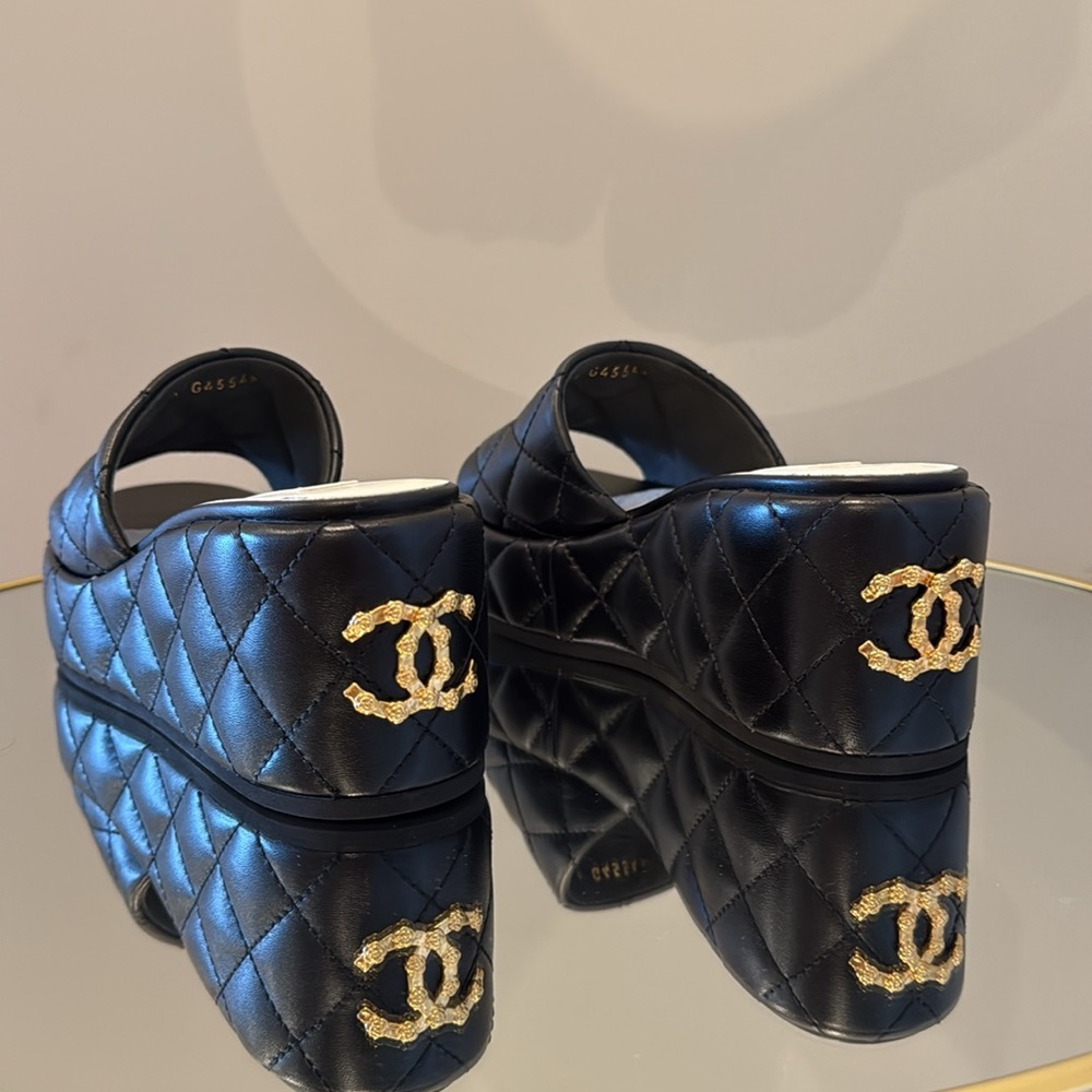 CHANEL 24P Dad Quilted Leather Platform Wedge CC interlocking slides mules 37.5 - Picture 16 of 17